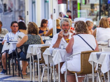 Lizbon, Portekiz, üzerinde 22 Haziran 2017. İnsanlar biraz dinlen ve şehrin tarihi bir bölümünü açık havada kafe. 