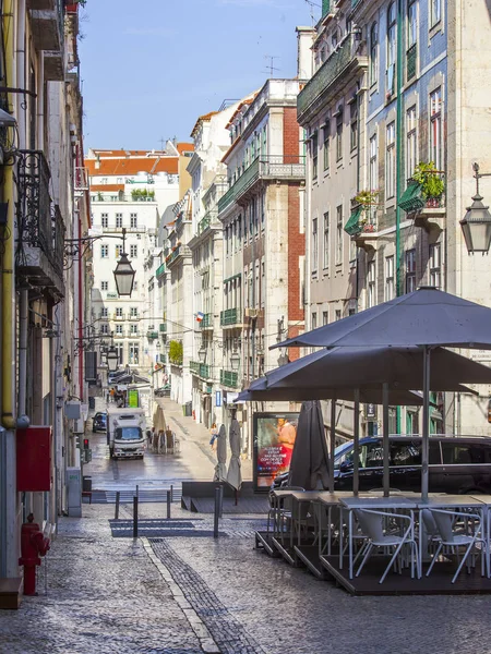 Lizbona, Portugalia, na 22 czerwca 2017 r. Historyczne budynki stanowią atrakcyjną panoramę ulicy w centrum miasta. Samochody i ludzi przenieść na pięknej ulicy — Zdjęcie stockowe