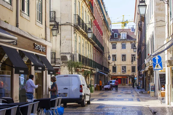 LISBOA, PORTUGAL, 22 de junio de 2017. Edificios históricos hacen atractivo horizonte de la calle en el centro de la ciudad. Coches y personas se mueven en la hermosa calle — Foto de Stock