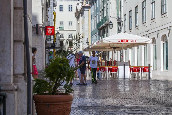 LISBOA, PORTUGAL, em 22 de junho de 2017. o café sob o céu aberto em uma parte histórica da cidade espera visitantes — Fotografia de Stock