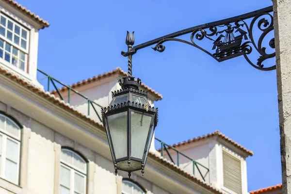 LISBOA, PORTUGAL, 22 de junio de 2017. La hermosa lámpara antigua decora la calle en una parte histórica de la ciudad — Foto de Stock