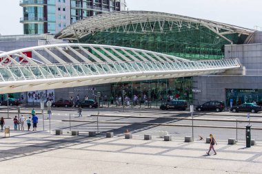   Lizbon, Portekiz, üzerinde 22 Haziran 2017. Vasco da Gama alışveriş merkezi için bir giriş yakınındaki cadde boyunca insanlar gider
