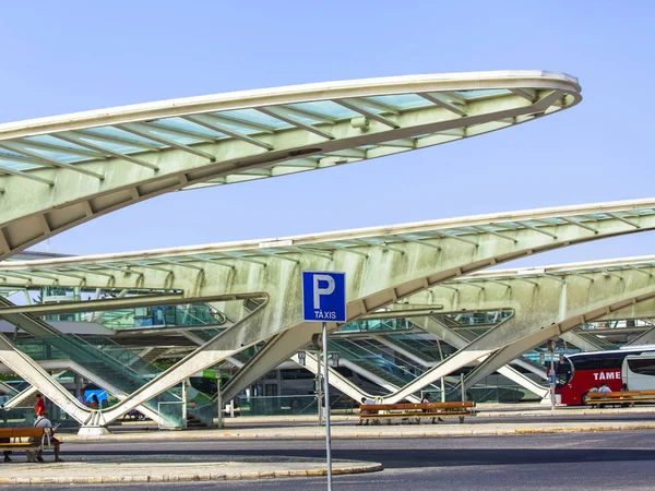 Lissabon, Portugal, op 22 juni 2017. De zon brandt architecturale details van het moderne station van Oriente — Stockfoto