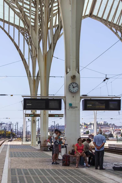 LISBONA, PORTOGALLO, il 22 giugno 2017. La gente si aspetta il treno sui binari della moderna stazione di Oriente — Foto Stock