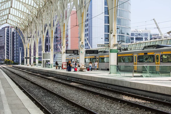 リスボン、ポルトガル、2017 年 6 月 22 日に。人々 はオリエンテのモダンな駅のプラットフォームで電車を期待します。 — ストック写真