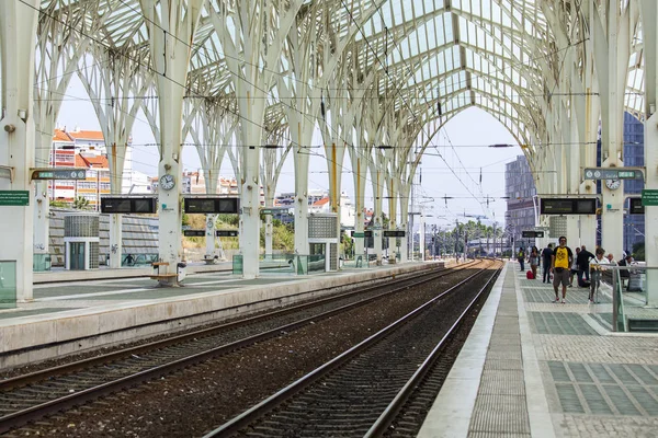 Portugáliában, a június 22-én, 2017. Várnak az emberek a vonat a modern állomás Oriente platformon — Stock Fotó