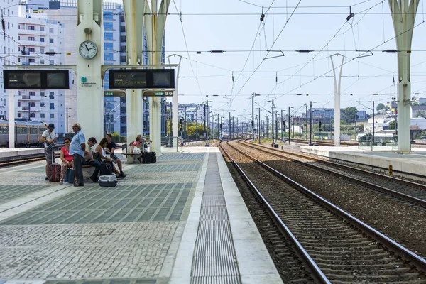 Lisbon, portugal, am 22. juni 2017. die menschen erwarten den zug auf bahnsteigen des modernen bahnhofs von oriente — Stockfoto