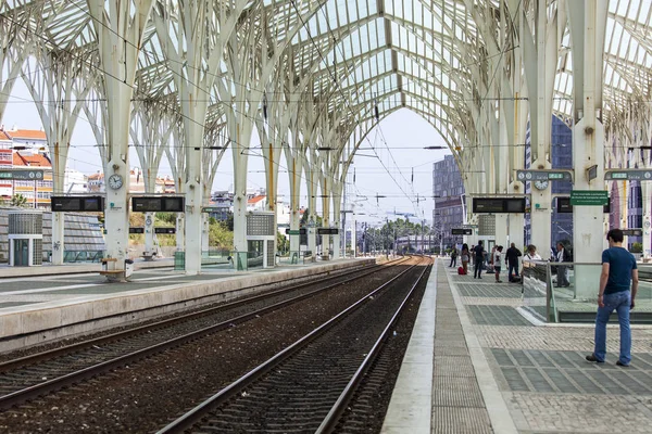 Portugáliában, a június 22-én, 2017. Várnak az emberek a vonat a modern állomás Oriente platformon — Stock Fotó