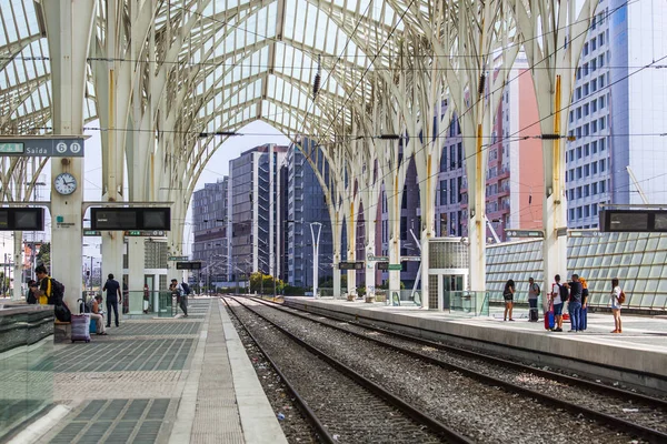 Lizbon, Portekiz, üzerinde 22 Haziran 2017. İnsanlar tren Oriente modern istasyonu platformlarında bekliyoruz. — Stok fotoğraf