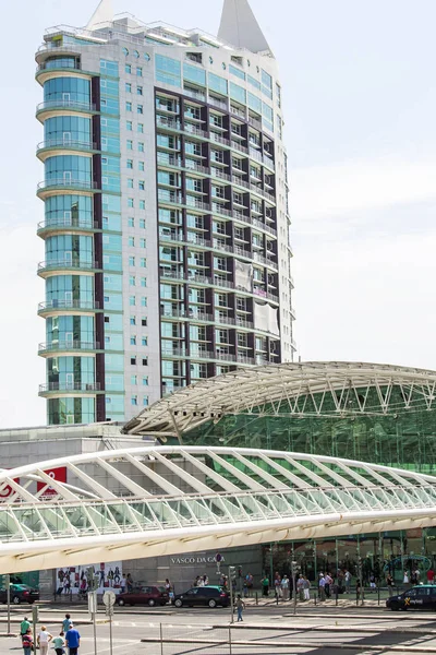   Lizbon, Portekiz, üzerinde 22 Haziran 2017. Vasco da Gama alışveriş merkezi için bir giriş yakınındaki cadde boyunca insanlar gider