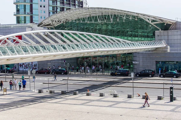 Lizbona, Portugalia, na 22 czerwca 2017 r. Ludzie chodzą po ulicy w pobliżu wejścia do centrum handlowe Vasco da Gama — Zdjęcie stockowe