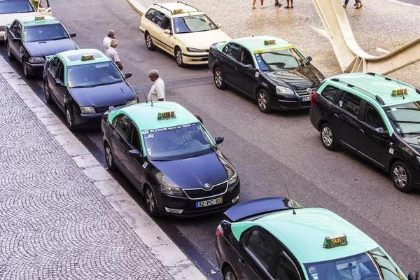 LISBONA, PORTOGALLO, il 22 giugno 2017. Numerose auto del taxi si aspettano passeggeri vicino alla stazione di Oriyente — Foto Stock