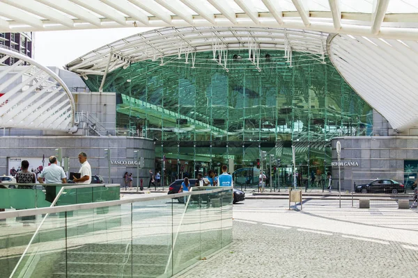 LISBOA, PORTUGAL, em 22 de junho de 2017. As pessoas vão pela rua perto de uma entrada para o centro comercial Vasco da Gama — Fotografia de Stock