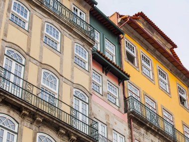 Porto Portugaliya, üzerinde 17 Haziran 2017. Şehir merkezinde şehrin tarihi bir parçası otantik evlerde cephe Duero nehir dolgu üzerinde çeyrek Cais da Ribeira bilir.