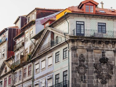 Porto Portugaliya, üzerinde 17 Haziran 2017. Şehir merkezinde şehrin tarihi bir parçası otantik evlerde cephe Duero nehir dolgu üzerinde çeyrek Cais da Ribeira bilir.