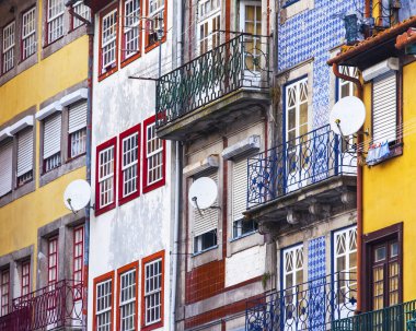 Porto Portugaliya, üzerinde 17 Haziran 2017. Şehir merkezinde şehrin tarihi bir parçası otantik evlerde cephe Duero nehir dolgu üzerinde çeyrek Cais da Ribeira bilir.