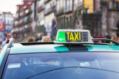 Lizbon, Portekiz, üzerinde 22 Haziran 2017. Taksi araba Duero nehir setin yolcuları çeyrek Cais da Ribeira bekliyor.