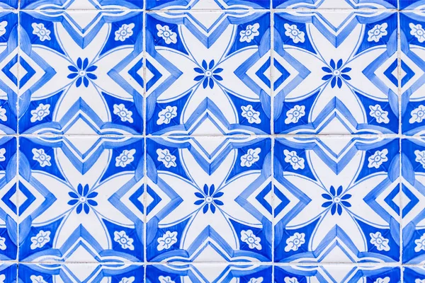 LISBOA, PORTUGAL, em 22 de junho de 2017. As telhas cerâmicas portuguesas tradicionais do azulejo decoram uma fachada do edifício antigo — Fotografia de Stock