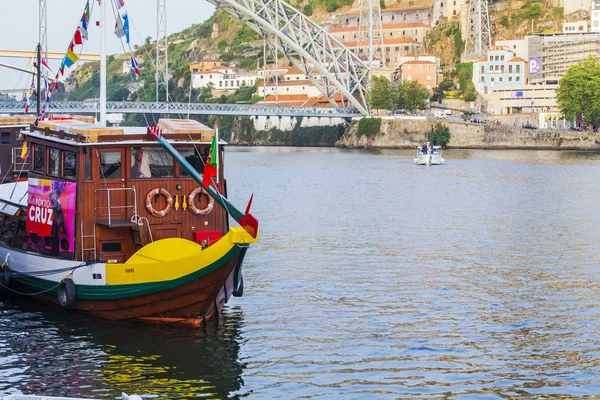 Porto, Portekiz, üzerinde 17 Haziran 2017. Duero nehir bankada otantik tekne palamarla. 