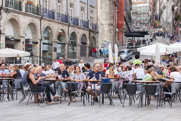  Porto Portugaliya, üzerinde 22 Haziran 2017. İnsanlar biraz dinlen ve çeyrek Cais da Ribeira Cafe Duero nehir setin üzerine tarihsel bir bölümünü açık havada yemek. 