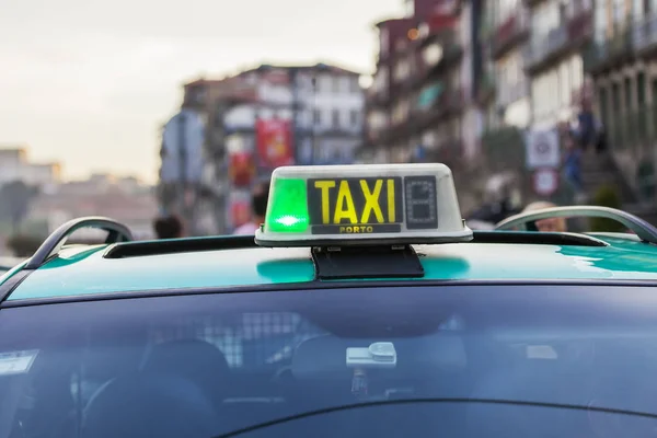 Lisabon, Portugalsko, na 22. června 2017. Auto taxi se očekává, že cestující na nábřeží řeky Duero v čtvrti Cais da Ribeira — Stock fotografie