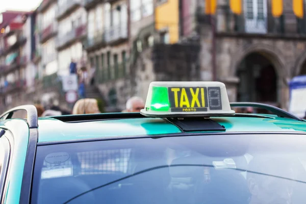 Lisabon, Portugalsko, na 22. června 2017. Auto taxi se očekává, že cestující na nábřeží řeky Duero v čtvrti Cais da Ribeira — Stock fotografie