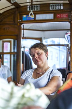 Lizbon, Portekiz, üzerinde 22 Haziran 2017. Genç kadın yolcular arasında nadir tramvay ile gider. 