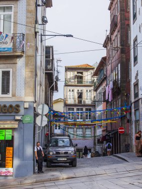 Porto Portugaliya, üzerinde 17 Haziran 2017. Tarihi binalar çekici otantik manzarası sokak şehir merkezinde olun.. 