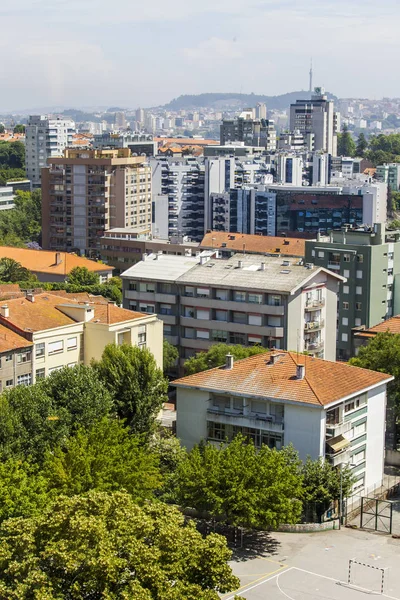 PORTO, PORTUGAL, em 17 de junho de 2017. Os edifícios modernos fazem um complexo arquitetônico do maciço habitado. Vista de um ponto alto — Fotografia de Stock