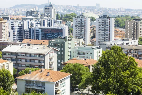 Porto, Portugalsko, na 17 června 2017. Moderní budovy udělat Architektonický komplex obydlených masivu. Pohled z nejvyššího bodu — Stock fotografie