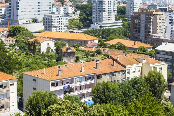 PORTO, PORTUGAL, 17 июня 2017 года. Современные здания составляют архитектурный комплекс обитаемого массива. Вид с высокой точки — стоковое фото