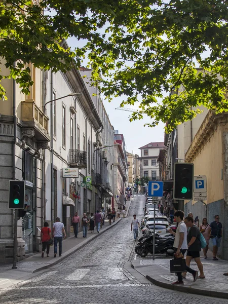 Porto, Portugaliya, 17 juni 2017. Historiska byggnader göra attraktiva autentiska skyline av gatan i centrala. — Stockfoto