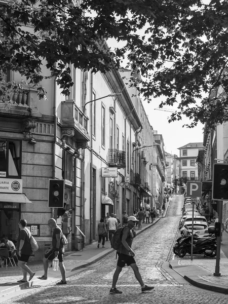 Porto, Portugaliya, na 17 června 2017. Historické budovy vytvořit autentické panoramatem na ulici v centru města. — Stock fotografie