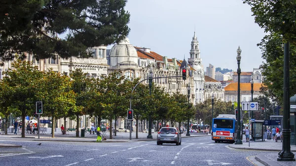 PORTO, PORTUGALIYA, 17 июня 2017 года. Исторические здания делают привлекательным аутентичный вид на улицу в центре города . — стоковое фото