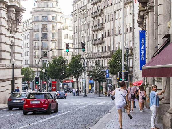 波尔图，Portugaliya，在 2017 年 6 月 17 日。历史建筑物使吸引力正宗的天际线在市中心的街道. — 图库照片