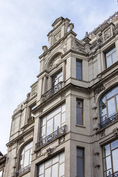 Porto, Portugal, op 17 juni 2017. De zon brandt een gevel van gebouw in het centrum en zijn typische inrichting. — Stockfoto