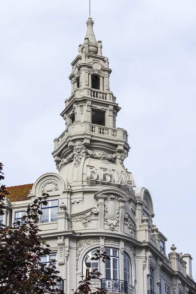 Porto, portugal, am 17. juni 2017. die sonne beleuchtet eine der wichtigsten sehenswürdigkeiten der stadt, den glockenturm der torre dos clerigos kirche, barock, das 18. jahrhundert. — Stockfoto
