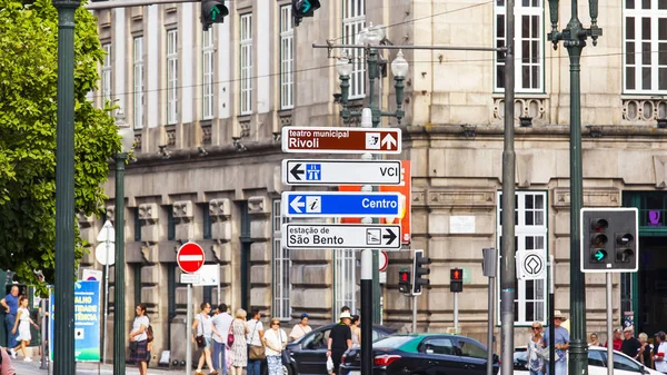 Porto, Portekiz, üzerinde 22 Haziran 2017. Şehir gezinti öğelerini yön turistik şehir merkezinde göstermek.