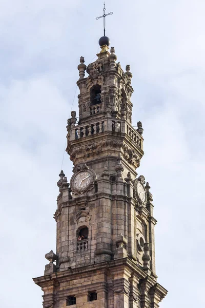 PORTO, PORTOGALLO, il 17 giugno 2017. Il sole illumina una delle principali attrazioni della città, il campanile della chiesa di Torre dos Clerigos, barocco, XVIII secolo . — Foto Stock