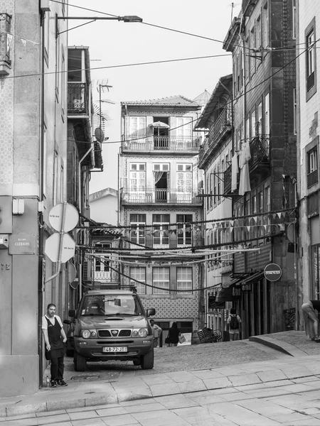 Porto Portugaliya, üzerinde 17 Haziran 2017. Tarihi binalar çekici otantik manzarası sokak şehir merkezinde olun.. — Stok fotoğraf