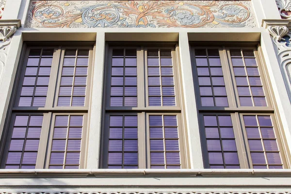 Porto, portugal, am 17. juni 2017. die sonne beleuchtet eine fassade des gebäudes in der innenstadt und ihre typische einrichtung. — Stockfoto