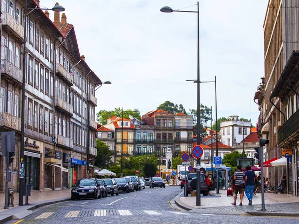 Porto, Portugalia, na 17 czerwca 2017 r. Historyczne budynki stanowią atrakcyjne autentyczne panoramę ulicy w centrum. — Zdjęcie stockowe