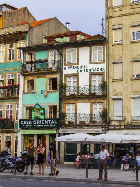 Porto, Portekiz, üzerinde 17 Haziran 2017. Tarihi binalar çekici otantik manzarası sokak şehir merkezinde olun.. 