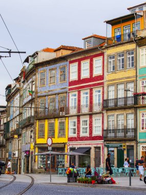 Porto, Portekiz, üzerinde 17 Haziran 2017. Tarihi binalar çekici otantik manzarası sokak şehir merkezinde olun.. 