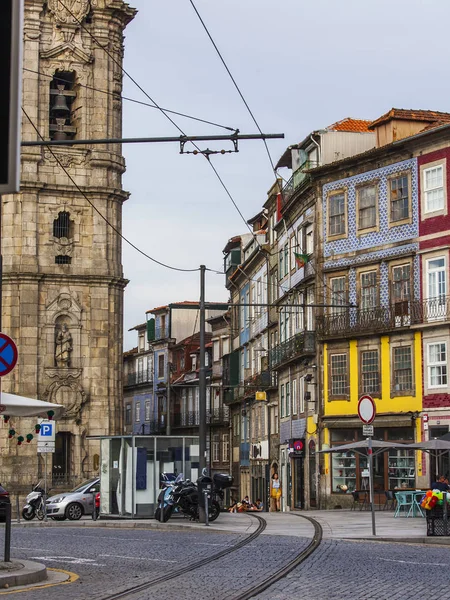 PORTO, PORTOGALLO, il 17 giugno 2017. Edifici storici rendono attraente skyline autentico della strada nel centro . — Foto Stock