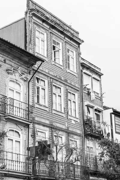 Porto, portugal, am 17. juni 2017. die sonne beleuchtet eine fassade des gebäudes in der innenstadt und ihre typische einrichtung. — Stockfoto