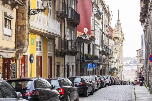 Porto, Portekiz, üzerinde 17 Haziran 2017. Tarihi binalar, şehir merkezinde sokak çekici otantik manzarası olun. Arabalar kaldırım Park
