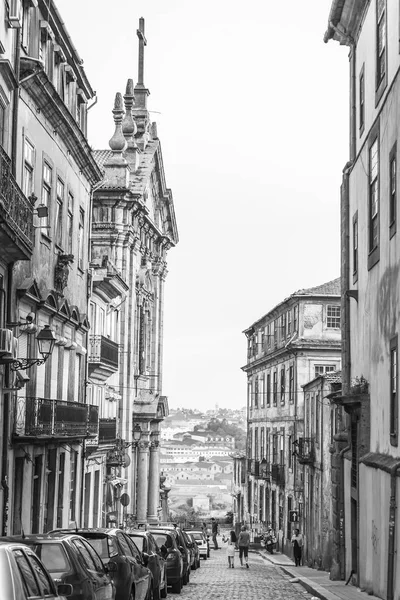 Porto, Portugália, a június 17, 2017. Történelmi épületek, hogy vonzó hiteles skyline, az utca a belvárosban. Autók parkolnak közelében a járdán — Stock Fotó