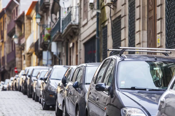 Porto, Portugal, op 17 juni 2017. Historische gebouwen maken mooie authentieke skyline van de straat in het centrum. Auto's worden geparkeerd in de buurt van de stoep — Stockfoto