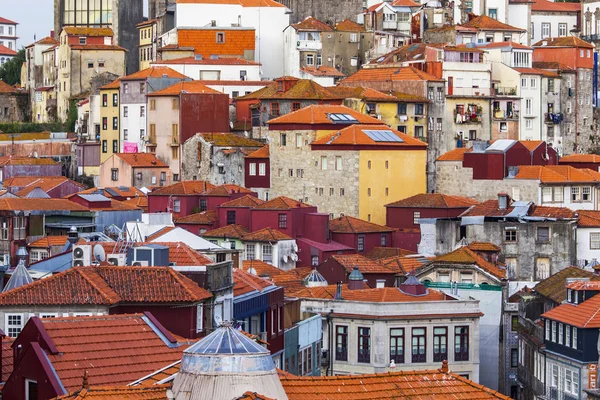 Porto, Portugal, op 15 juni 2017. Zomerdag. De zon brandt de rode daken van in het centrum op een helling van de heuvel aan de oever van de rivier Duero — Stockfoto